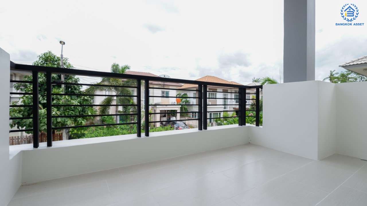 บ้านมือสองตกแต่งใหม่ ม.พฤกษาวิลเลจ10 พระราม5-บางใหญ่ เนื้อที่ 51 ตร.ว. ตอบโจทย์ทุกการอยู่อาศัย ฟังก์ชัน 3 ห้องนอน 2 ห้องน้ำ 2 ที่จอดรถ บรรยากาศเป็นส่วนตัว บนทำเลศักยภาพ เชื่อมต่อถนนกาญจนาภิเษก ใกล้เซ็นทรัลเวสต์เกต ทางด่วน และรถไฟฟ้า "สถานีตลาดบางใหญ่"